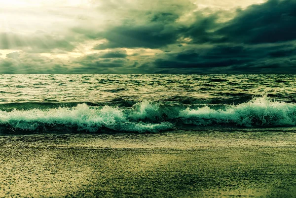 Meer Sturm Landschaft Natur mit Sonnenstrahl und Himmel — Stockfoto