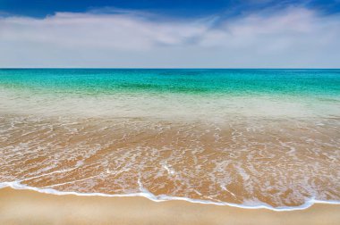 Mavi deniz ve mavi gökyüzü, beyaz kum plaj