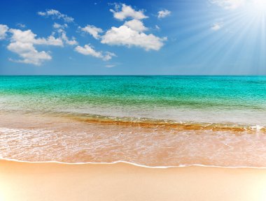 Mavi deniz ve mavi gökyüzü, beyaz kum plaj