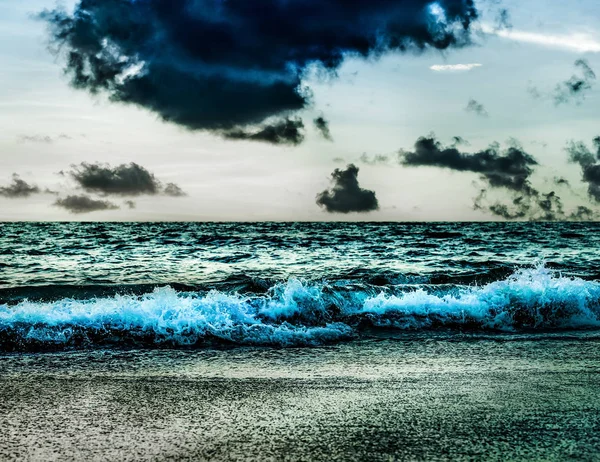 Seesturm mit Gewitterwolke und Himmel — Stockfoto