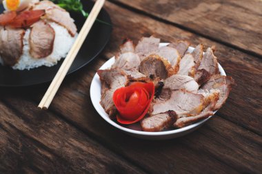 Çin yemeği, pirinç ve agg ahşap üzerinde kızarmış domuz