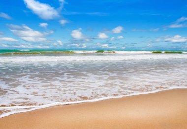 Mavi deniz ve mavi gökyüzü, beyaz kum plaj