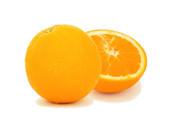 Sinaasappelfruit geïsoleerd op wit — Stockfoto