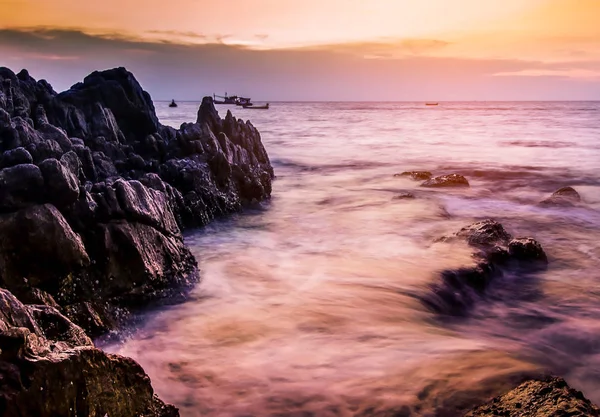 Paisaje marino naturaleza en crepúsculo con puesta de sol —  Fotos de Stock