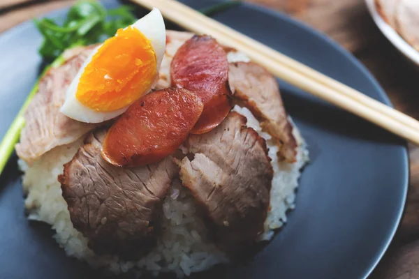 中華料理、揚げ豚と卵のスライスでご飯 — ストック写真