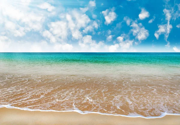 海滩，蓝色的大海和白色的沙滩，蔚蓝的天空中 — 图库照片