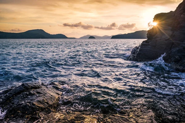 Paisaje marino y playa naturaleza paisaje de arena en el crepúsculo —  Fotos de Stock