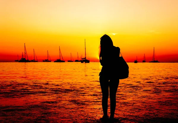 Silueta de mujeres en la playa de arena con puesta de sol en el crepúsculo — Foto de Stock