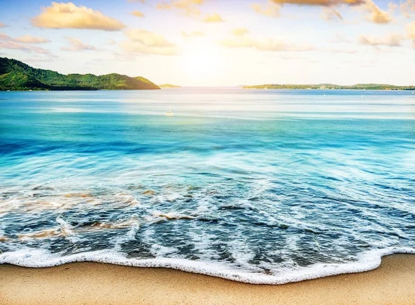 Blaues Meer und Sandstrand mit Himmel über der Sonne — Stockfoto