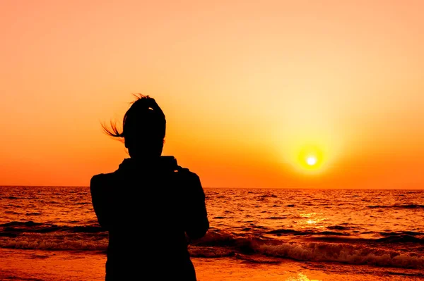 Silueta ženy snímání obrazu s smartphone na písečné pláži — Stock fotografie