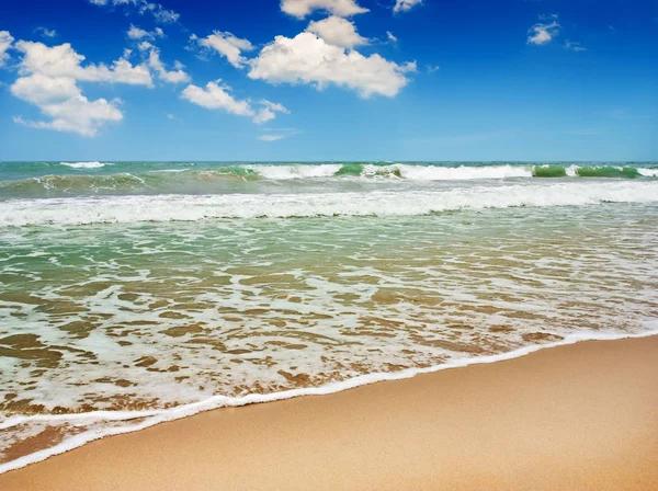 海滨沙滩，蔚蓝的大海自然在蓝蓝的天空 — 图库照片
