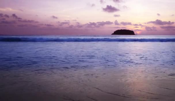 Moto d'onda d'acqua nel paesaggio marino natura e spiaggia sabbia con cielo — Video Stock