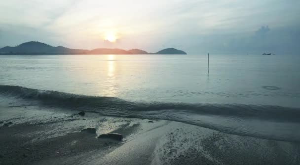 Mouvement de la vague d'eau dans la mer paysage nature et plage sable avec ciel — Video