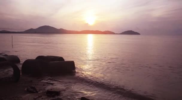 Moto d'onda d'acqua nel paesaggio marino natura e spiaggia sabbia con cielo — Video Stock