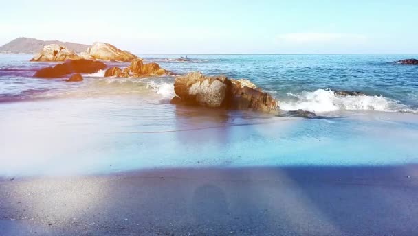 아침 빛 바다와 해변 모래에 파의 움직임 — 비디오