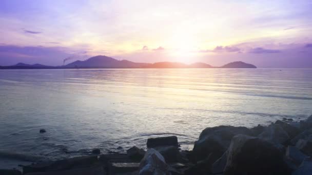 Rörelse av vatten våg i havet och stranden sanden i morgonljus — Stockvideo