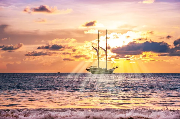 Arena de playa con barco en crepúsculo y puesta de sol y rayo de sol —  Fotos de Stock