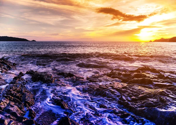 Paisaje marino naturaleza en crepúsculo con puesta de sol — Foto de Stock