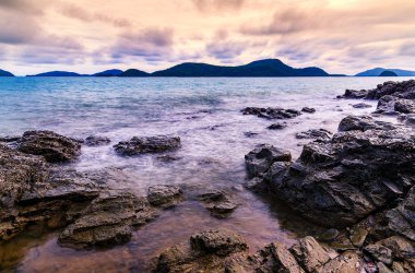 Deniz günbatımı veya alacakaranlık gökyüzü uzun pozlama ile sunrise