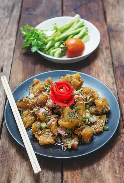 Stekt kryddig fisk med grönsaker — Stockfoto