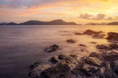 Deniz manzarası ve plaj kum alacakaranlıkta doğa manzara