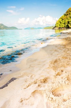 Plaj kum ve mavi deniz doğa sabah ışık