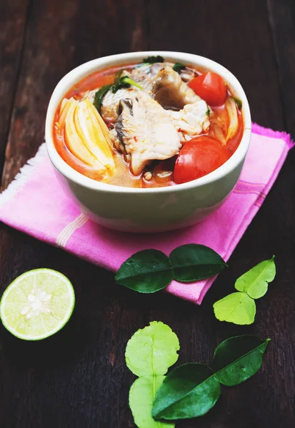 Zuppa di Tom yum con pesce e spezie cibo piccante caldo — Foto Stock