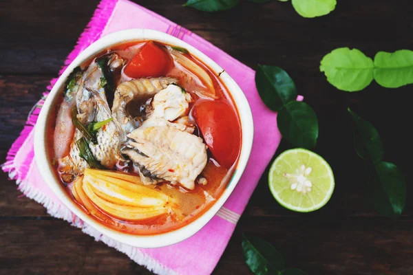 Том смачний суп з рибою та спеціями гаряча гостра їжа — стокове фото
