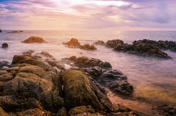 Deniz manzarası ve plaj kum alacakaranlıkta doğa manzara — Stok fotoğraf
