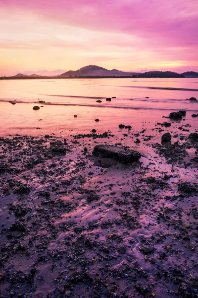 海の夕日や日の出に夕暮れの空雲のカラフルな — ストック写真