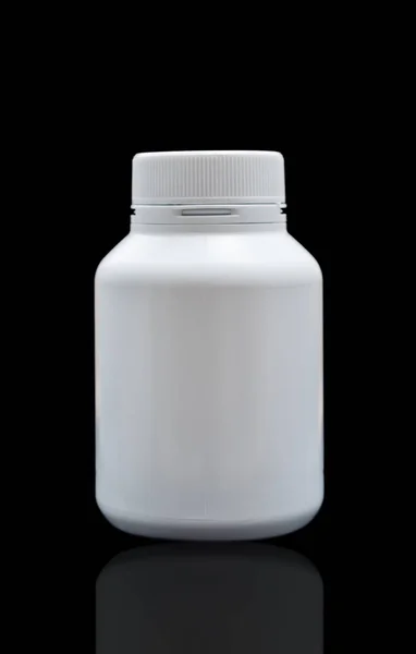 Vitamine pil van de plastic fles geneeskunde geïsoleerd op zwart — Stockfoto