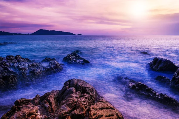 Zee zonsondergang of zonsopgang in schemering met kleurrijke van wolk hemel — Stockfoto