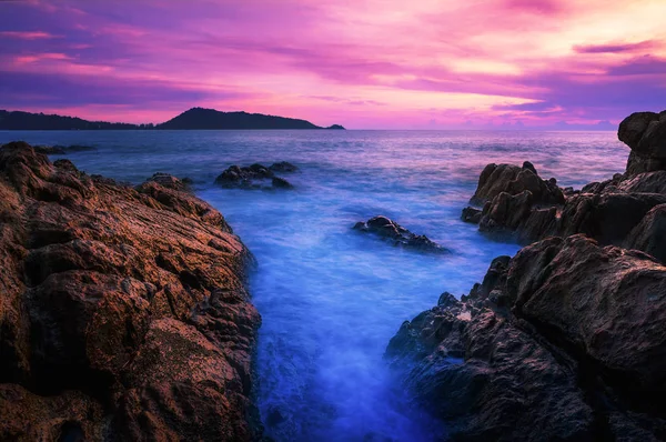 Pôr do sol do mar ou nascer do sol no crepúsculo com céu e nuvem — Fotografia de Stock