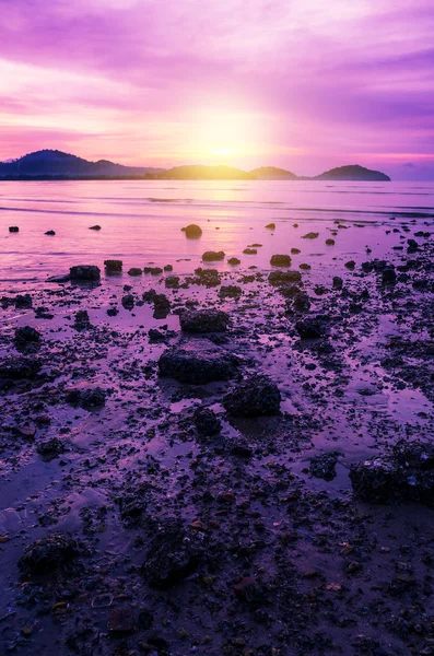 Puesta del sol del mar o salida del sol en el crepúsculo con cielo y nube — Foto de Stock