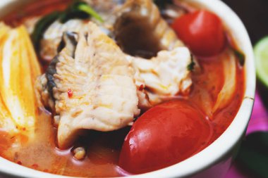 Tom yum çorbası ile balık ve baharat baharatlı yiyecek sıcak