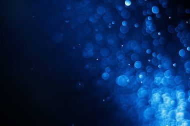 Bokeh açık mavi renk siyah arka plan 
