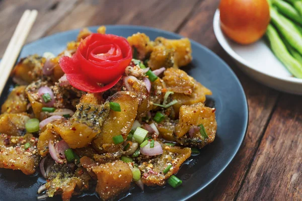 Stekt kryddig fisk med grönsaker — Stockfoto