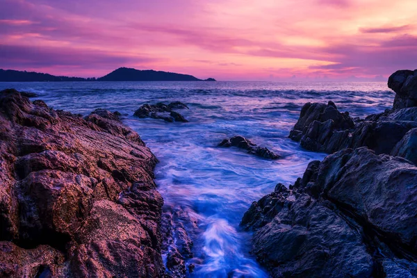 Pôr do sol do mar ou nascer do sol no crepúsculo com céu e nuvem — Fotografia de Stock