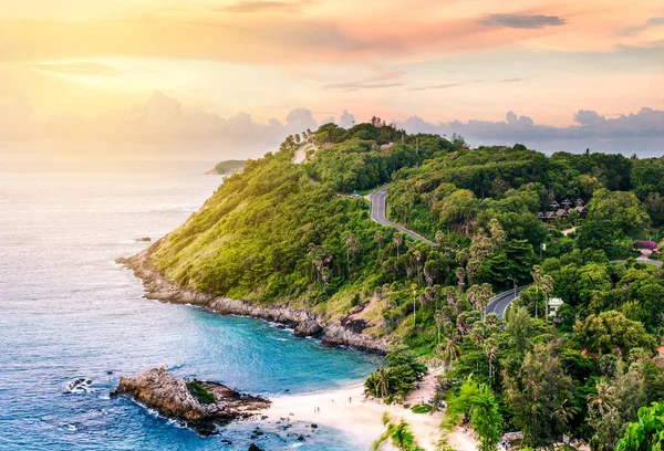 Blaues Meer und Sandstrand Natur über der Sonne im Morgenlicht — Stockfoto