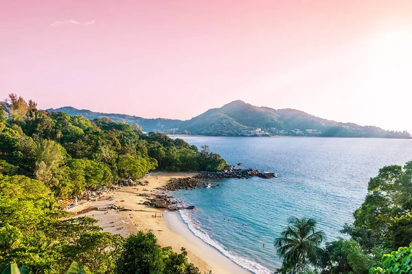 Strand Sand mit blauem Meer und Sonnenstrahl im Abendlicht — Stockfoto