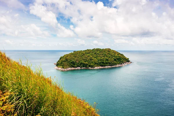 Meereslandschaft Natur, blaues Meer und Berg mit Himmel — Stockfoto