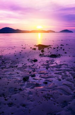 Deniz günbatımı veya gündoğumu alacakaranlık gökyüzü ve bulut içinde