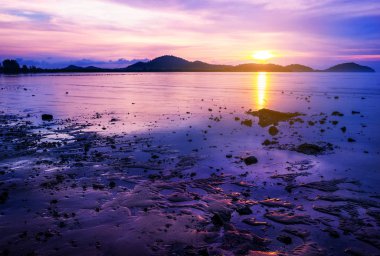 Deniz günbatımı ya da gün ışığına kum ile sunrise