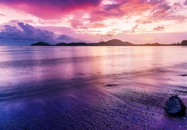 海の夕日や日の出の空と雲とミステリー — ストック写真