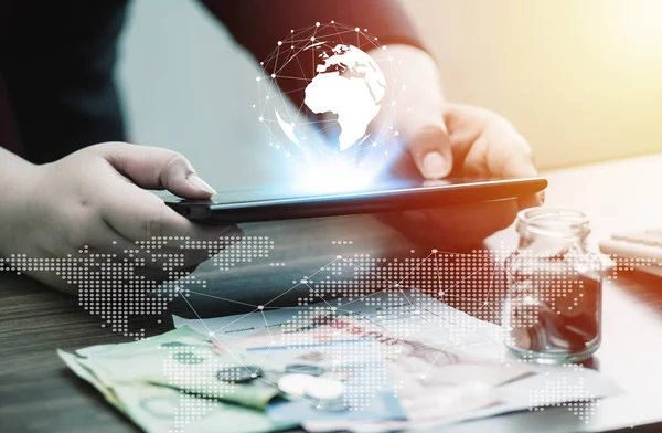 Teknoloji insanların küresel ağ ve online bankacılık internet yasağı