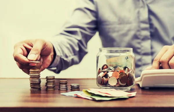 Деньги в руках монеты. Дело и деньги. 18 рублей. Богатый человек. Рисунок на тему деньги дело наживное.