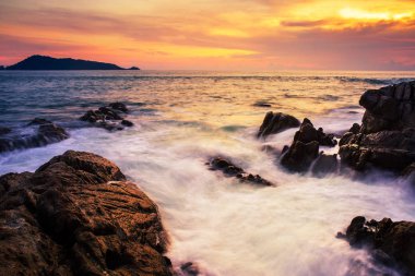 Deniz günbatımı veya alacakaranlık gökyüzü ve bulut ile sunrise