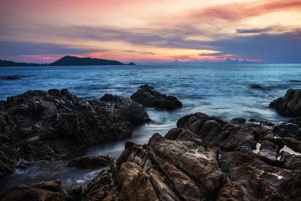 Zee zonsondergang of zonsopgang met kleurrijke van hemel en cloud in schemering — Stockfoto