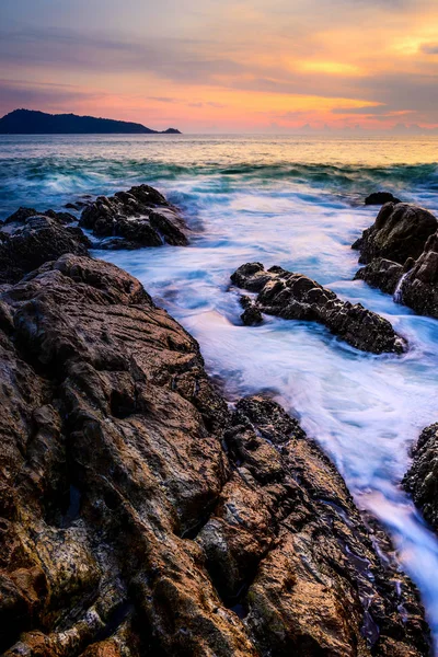 Pôr do sol do mar ou nascer do sol com colorido do céu e da nuvem no crepúsculo — Fotografia de Stock