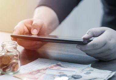 Online Bankacılık ve internet bankacılığı ve insanlar concep ağ